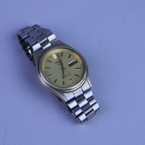 Seiko 5 21 jewels automatic watch restored.